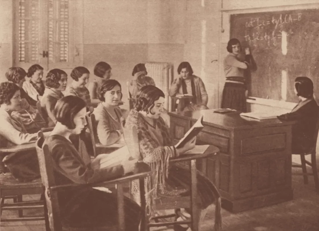 aula universitaria del año 1915, sillas universitarias de madera maciza